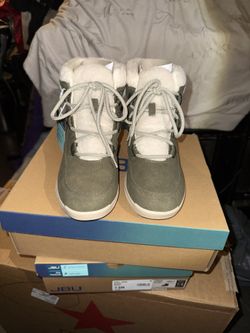 Women’s JBU Olive & Cream Cozy Winter Boots Sz 8