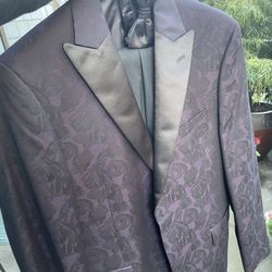 Elegant floral pattern with satin lapels. Includes matching bow tie. Size 40s pants 30/32