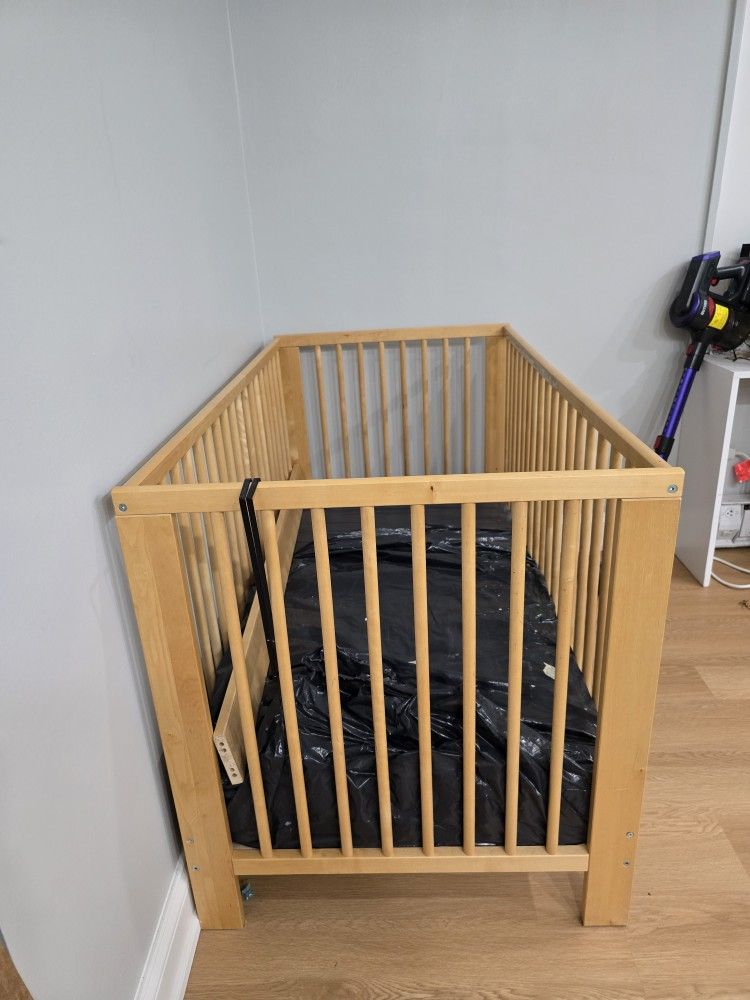 Baby Crib +mattress in very good condition.