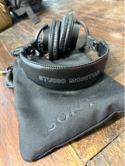 Sony MDR-7506 Studio Monitor Headphones - Excellent Condition w/ Pouch
