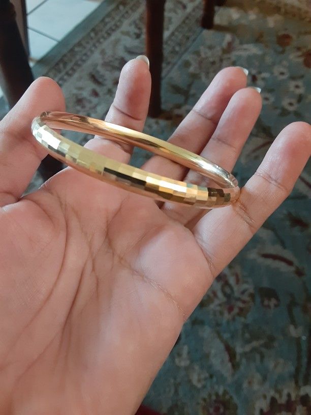 14k Hinged Bangle