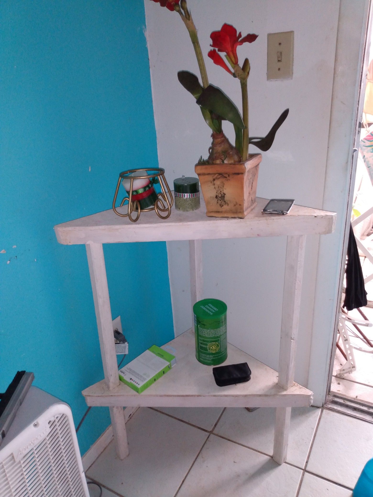 Corner shelf