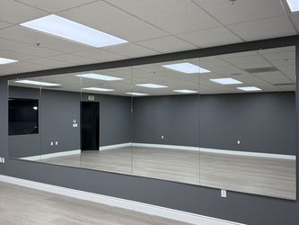 Safe and Resilient Mirrors for Daily Gym Use