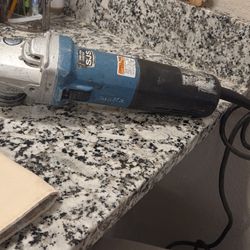 Makita’s 4-1/2” SJS Angle Grinder combines 13 AMP variable speed power with comfort and motor-protection features for longer-lasting stone grinding an