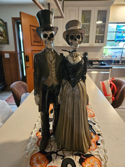 18-Inch Gothic Skeleton Wedding Couple Halloween Decor