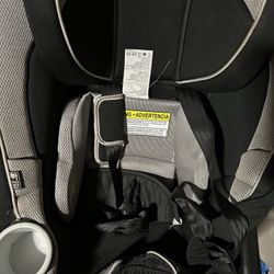2 Graco Car seats with 8 adjustable positions 