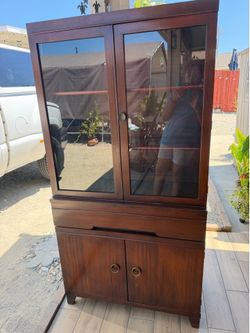 Beautiful Vintage Wooden Curio o Vitrine .