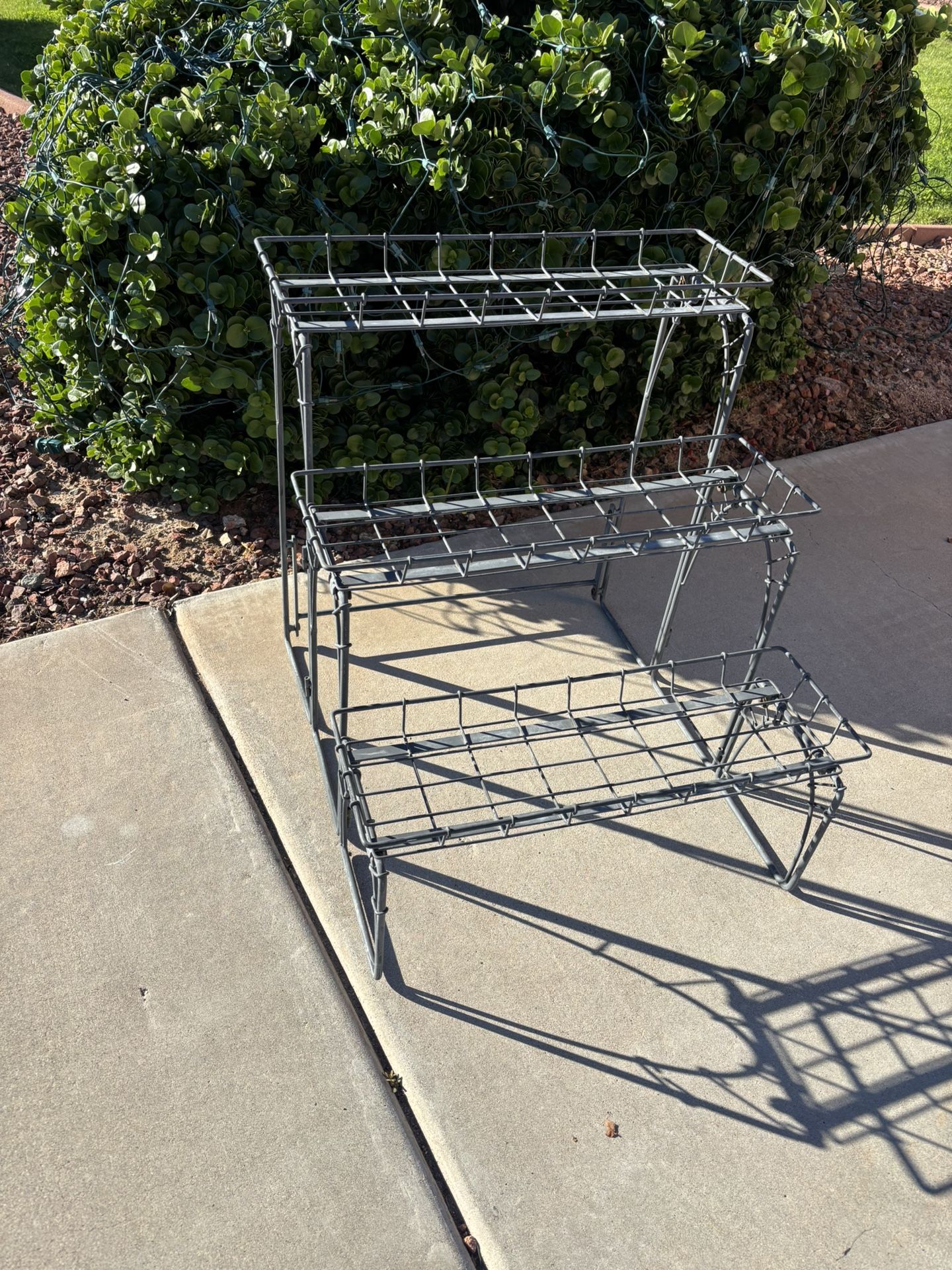 Metal flower stand (22”tall* 21”wide)