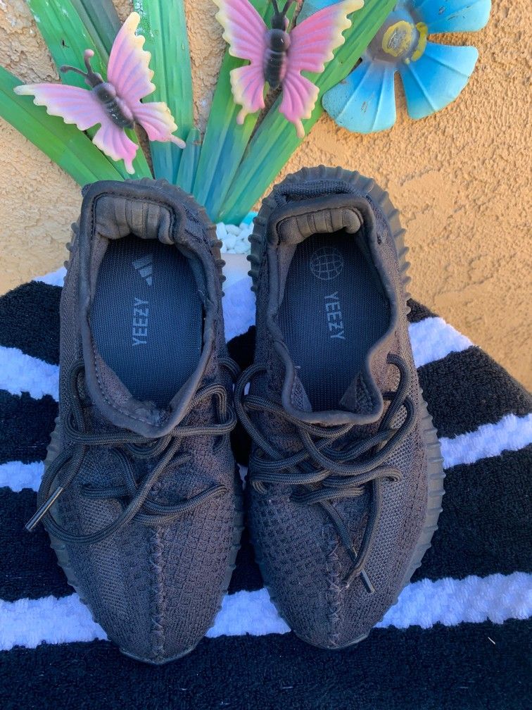 Women’s adidas Yeezy Boost black size 6