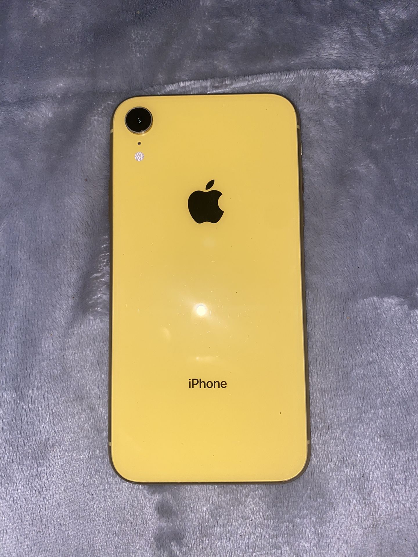 YELLOW IPHONE XR 64 GB