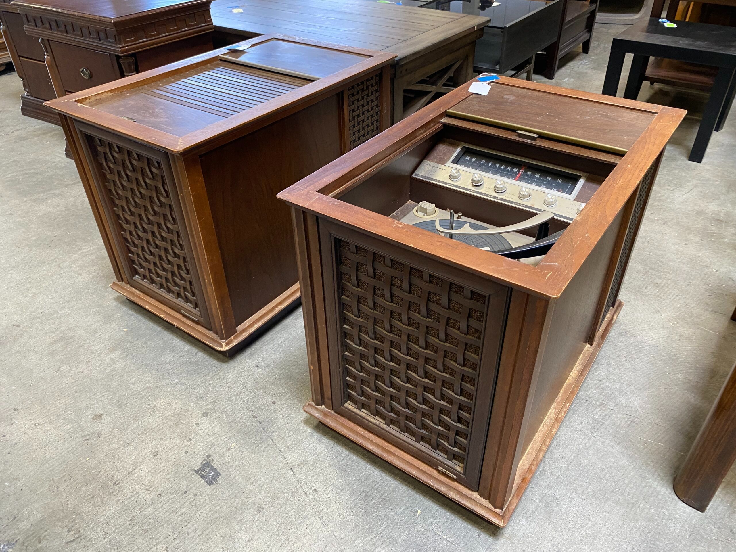MAGNAVOX Vintage Wood Side Table Console Stereo with Turntable and Storage