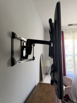 Philips Flat Screen TV with Wall Mount