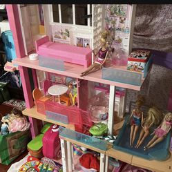 Barbie House With Many Barbie dolls