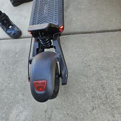 Electrical Scooter Practicly New 2hr Fully Charge 250 Lbs And Top Speed 40 Mph 