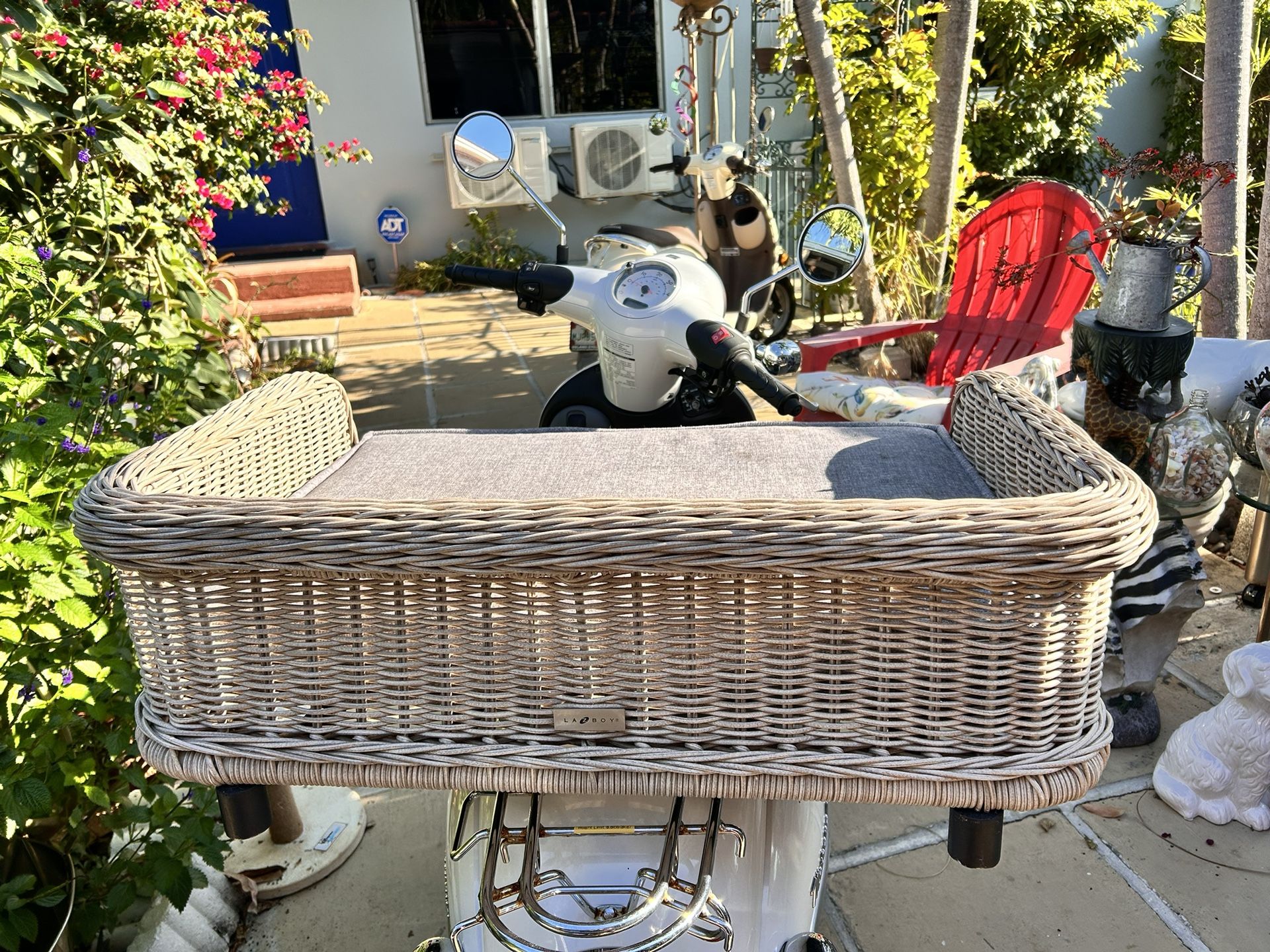 LA-Z-BOY WICKER DOG BED New They Are 250.00