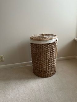 Laundry basket with lid and liner bag