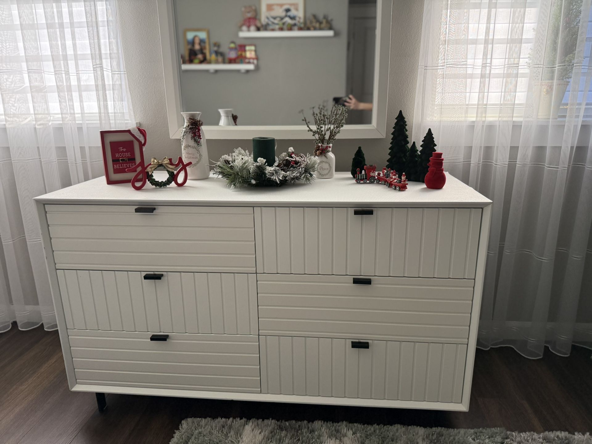 White 6-Drawer Dresser Set w/ 2 Matching Nightstands & Mirror – Great Condition (Can Be Sold Separately)