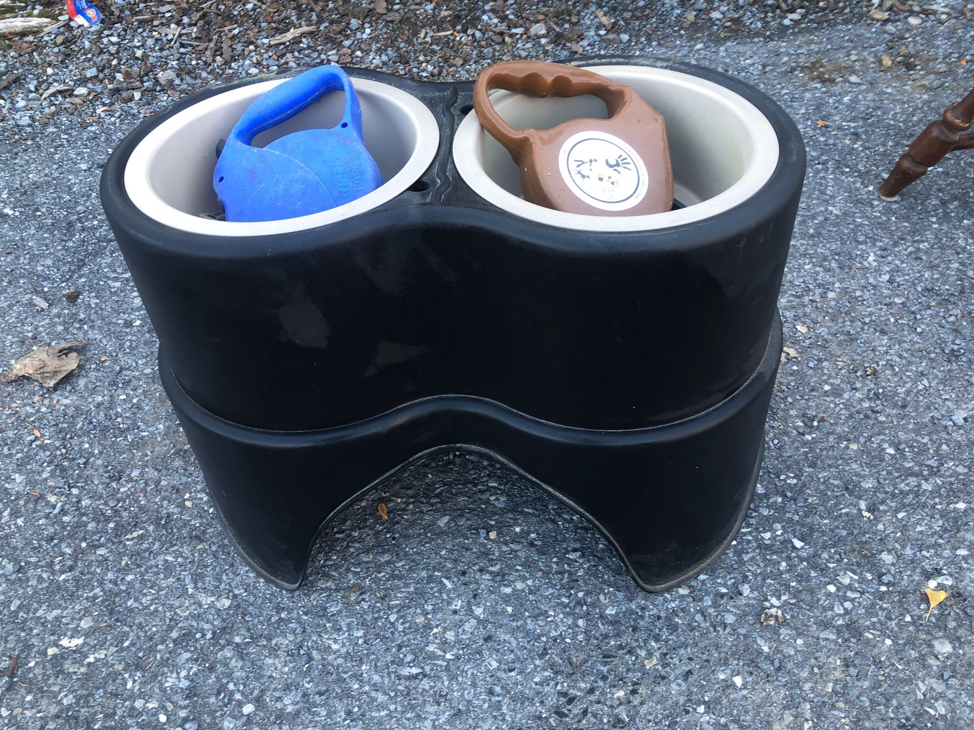 Pet feeding bowl