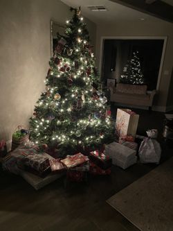 8 Ft  Realistic Looking Christmas Tree