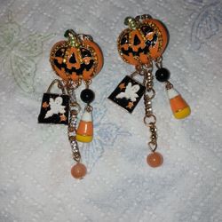 BRAND NEW POST BACK PUMPKIN AND CHARM EARRING.