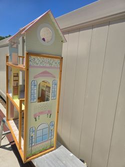 Kids doll house