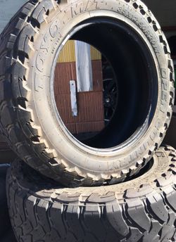 Used tires 35” toyo Rim 20