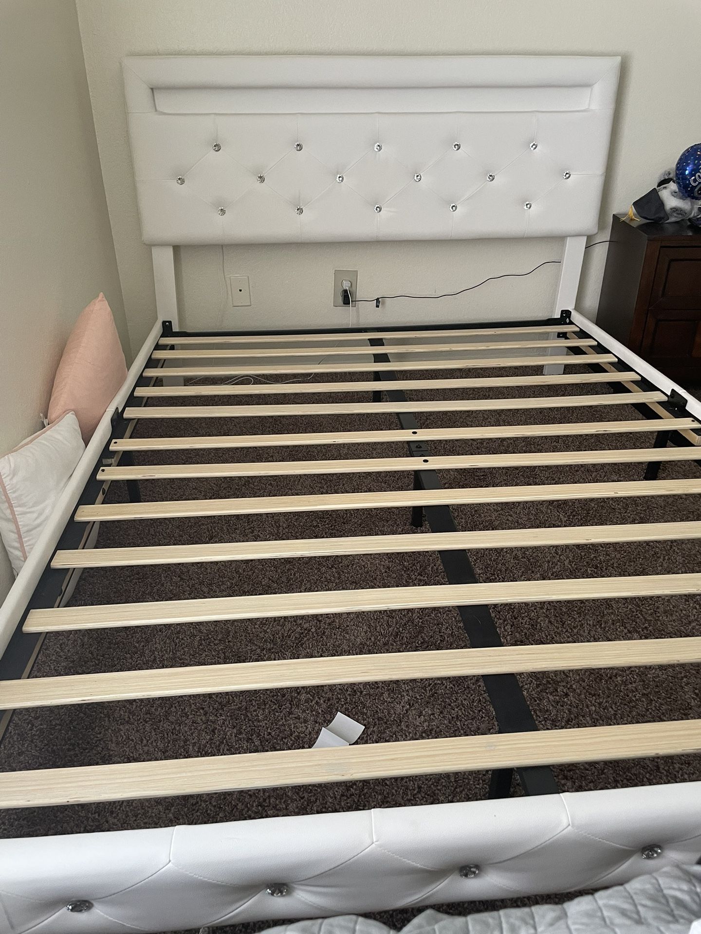 Headboard and bedframe