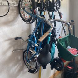 Schwinn Legacy Chameleon Child’s Bicycle With Schwinn Training Wheels. 