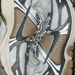 Nike Vomero Gold/Beige Size 8.5 Mens New  