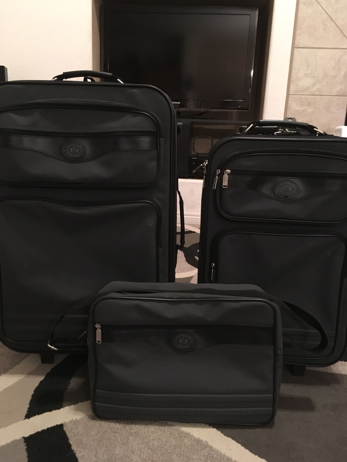 Lewis and Hyde-Original, Bainbridge Collection, Wheeled 3 piece Luggage set!