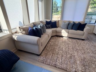Beautiful oversized cream/beige sectional