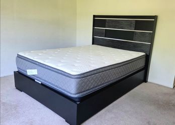Queen Bedroom Set + Mattress Included – Excellent Condition