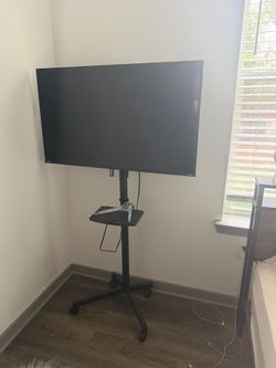 Hisense 40 inch Roku Smart Flat Screen TV on Rolling Stand