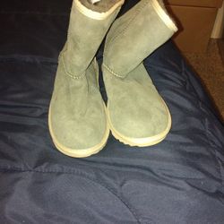 UGG