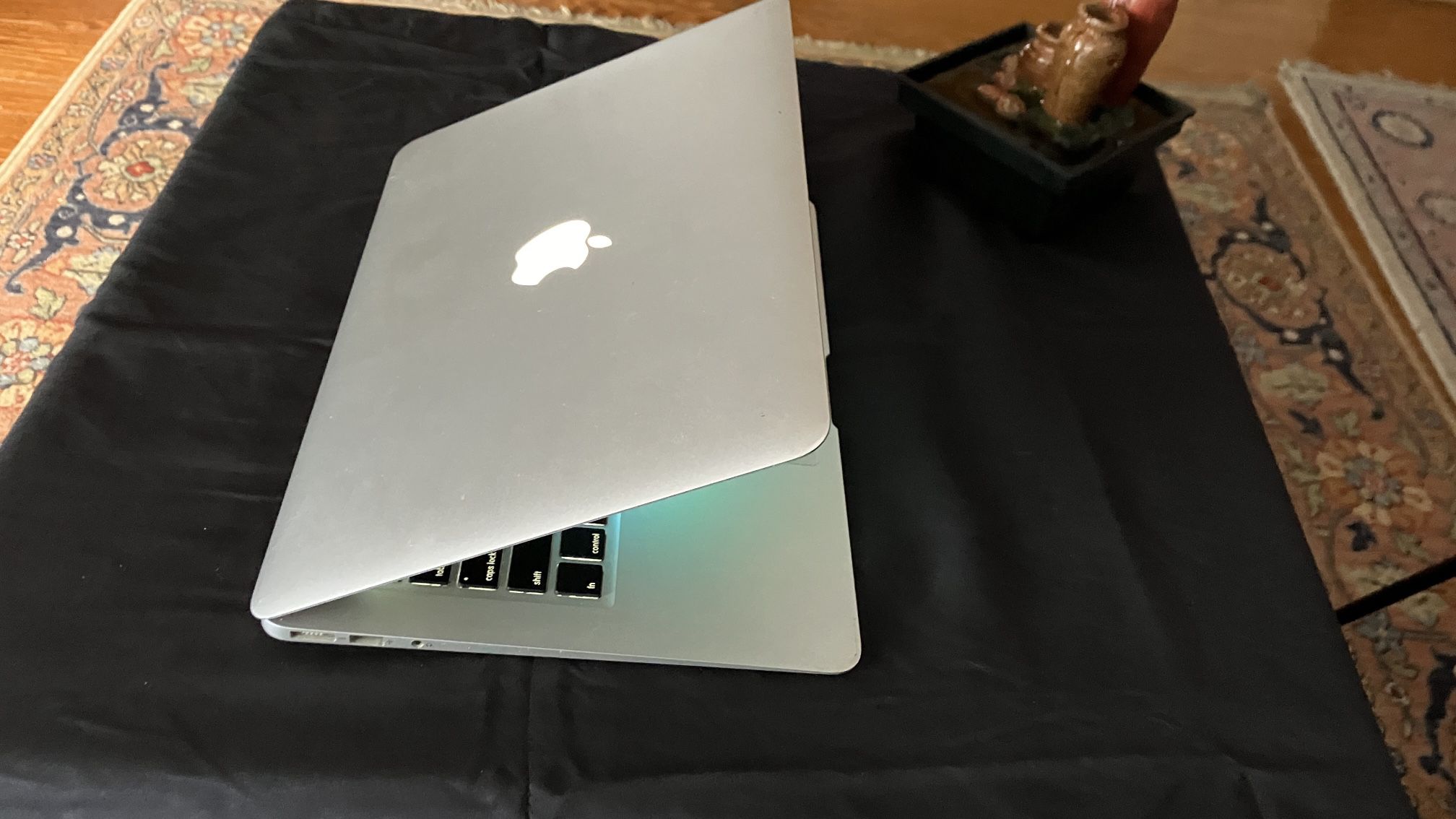 Apple MacBook Air 13” Core I5 4Gb Ram 128)Ssd $175