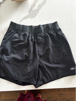 Men’s Alo yoga 5” repetition shorts in black and bluestone