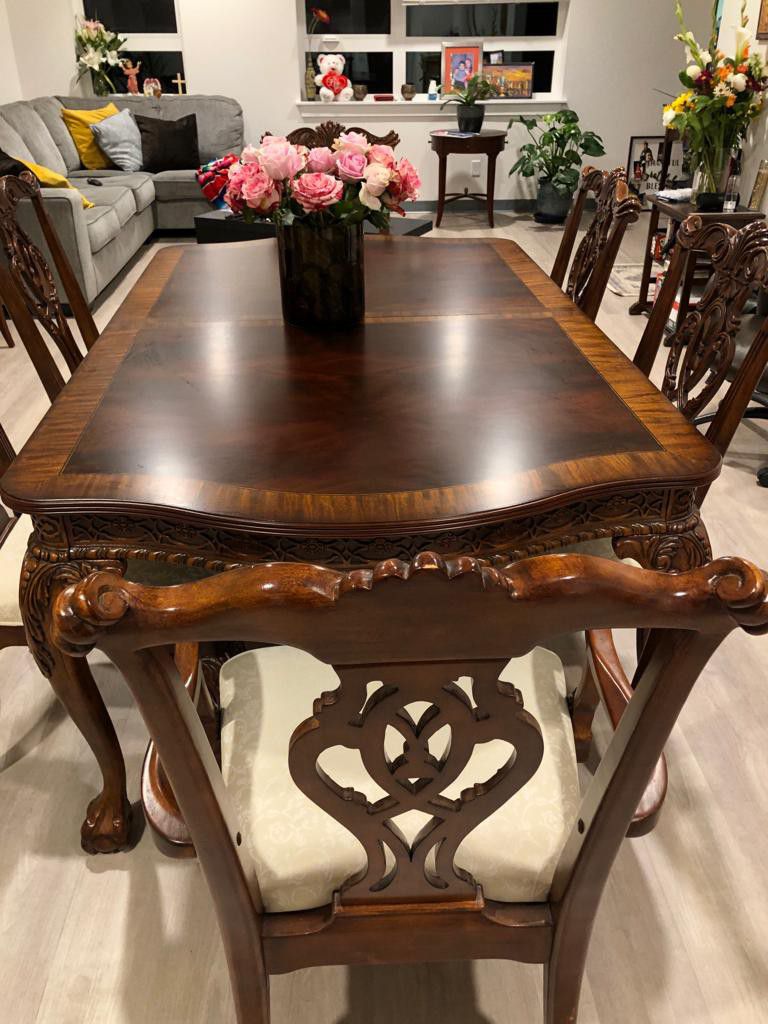 Beautiful Dinner Table With 6 Chair In Excellent Condition 