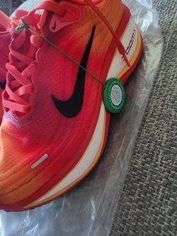 Tennis shoes