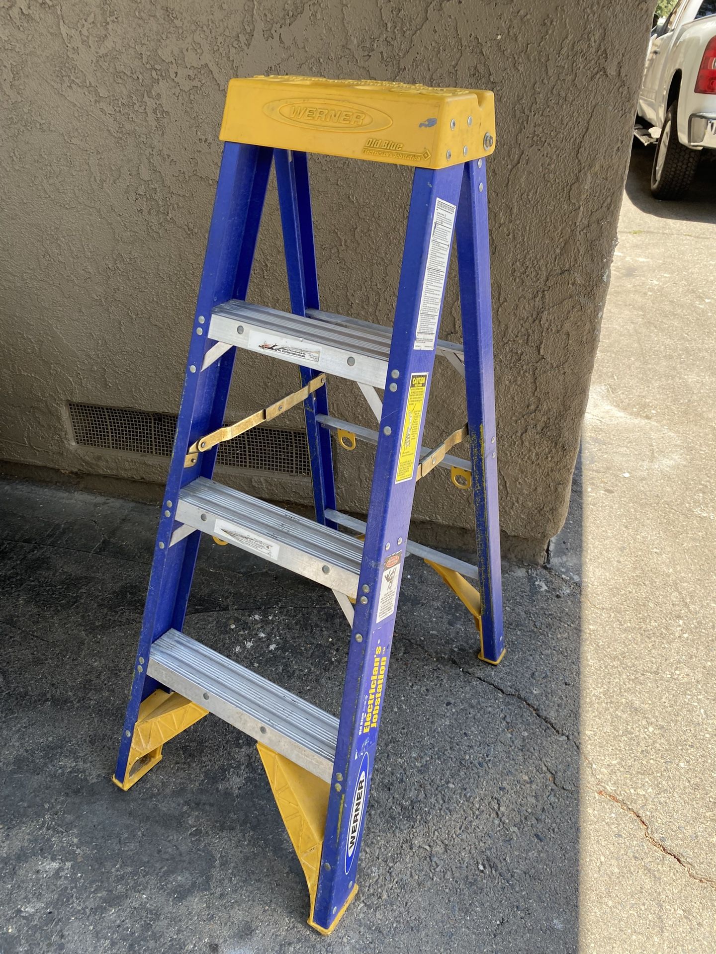 4 ft Fiberglass Stepladder, 375 lb Capacity