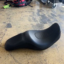 2015 dyna street bob seat