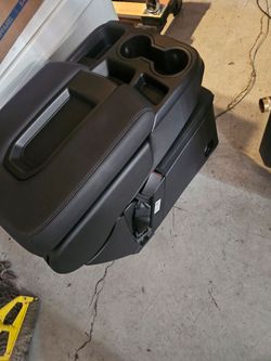 Center console 2025 tahoe seat style with seat belt and outlet  console