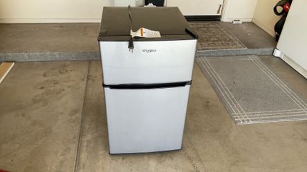 Whirlpool 3.1 cu ft Mini Refrigerator with separate freezer ( great condition)