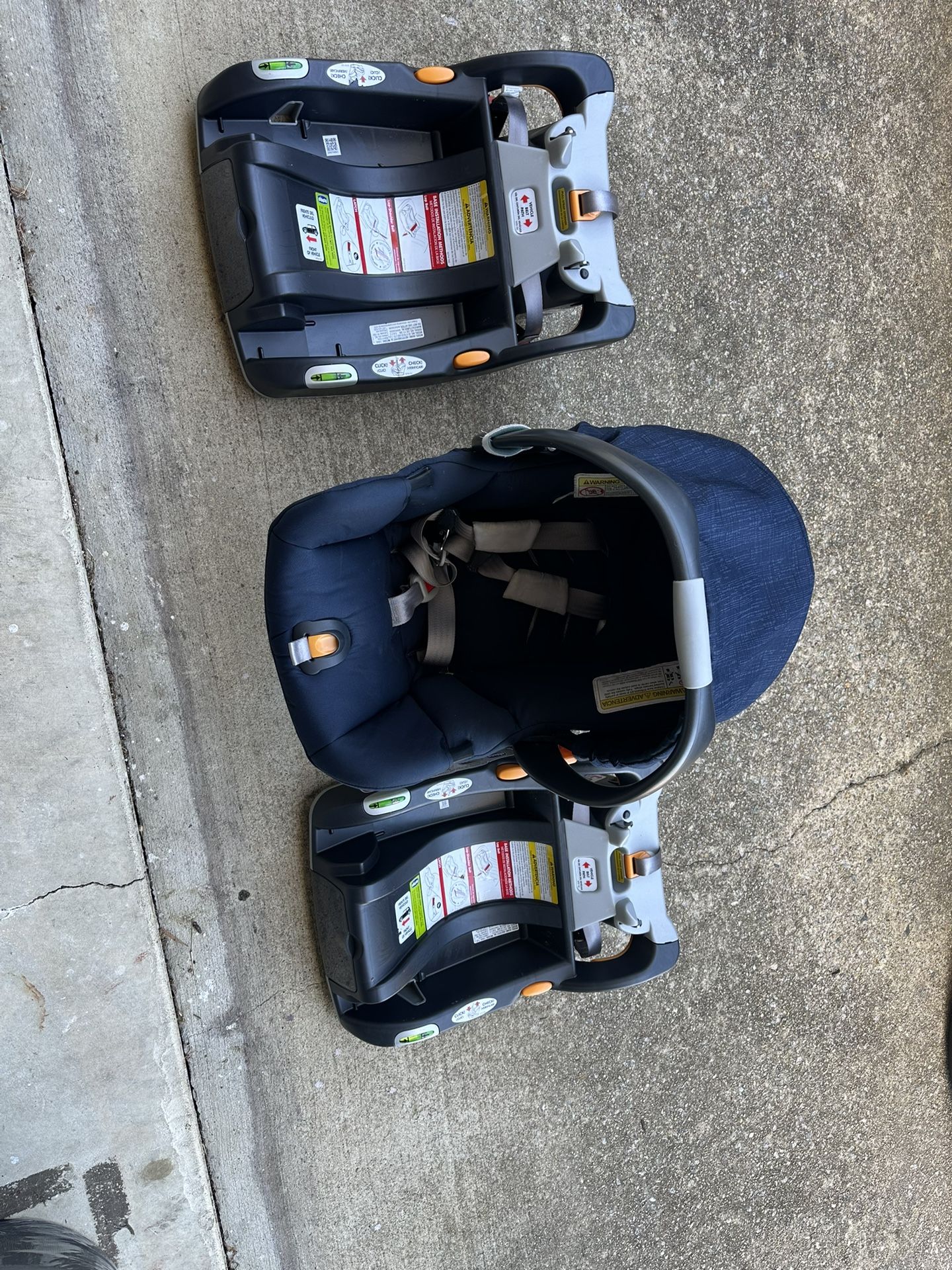 Chicco Infant Car Seat With 2 Based