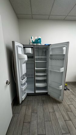 GE Stainless Steel Side-by-Side Refrigerator — Excellent Condition