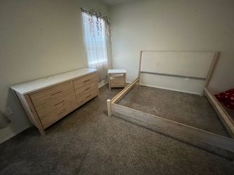 3 piece king bed luxury, Ashley design