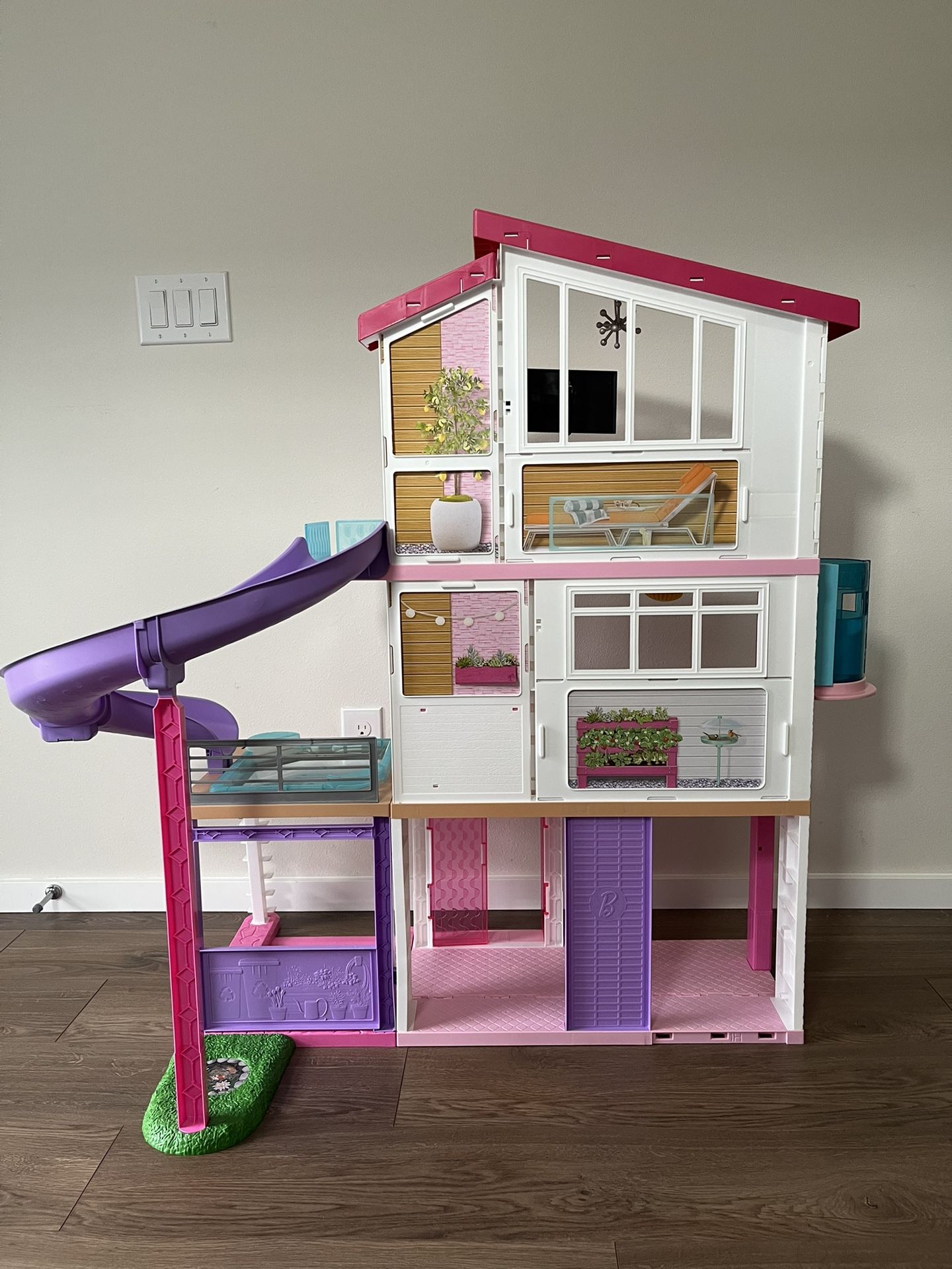 Barbie Doll House/DreamHouse 360 Degrees of Play