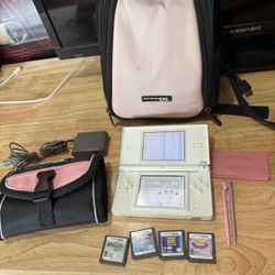 Nintendo DS Lite USG-001 Polar White Handheld Console Read Desc. W/4 Games Bags  The top screen shows nothing but white sometimes flashes but bottom s