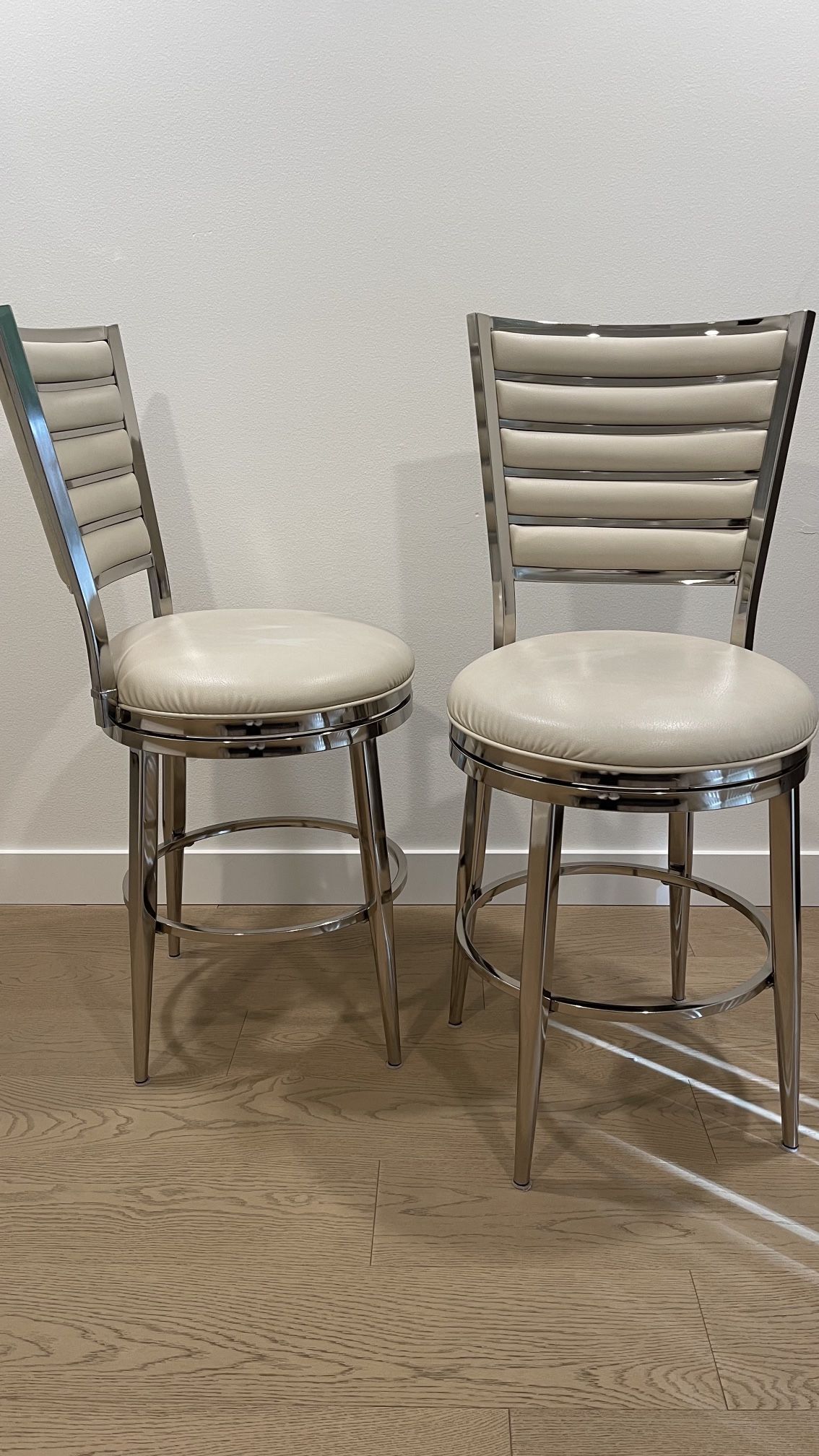 2 Counter Swivel Stools