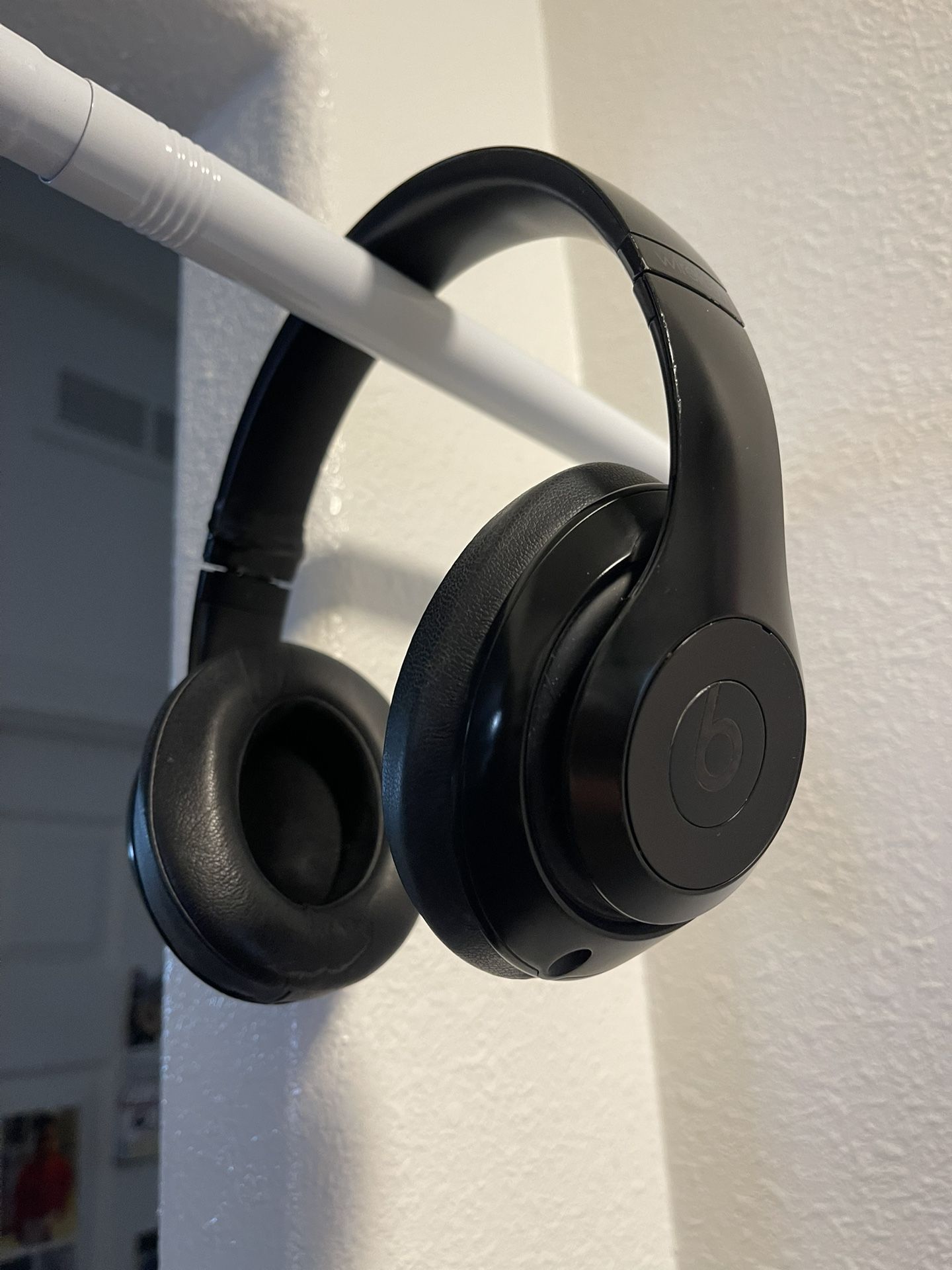 Used Beats by Dre wireless headphones