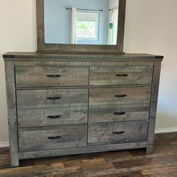 Dresser With 6 Drawers And Removable Mirror 